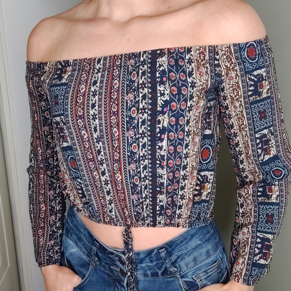 Print off the shoulder T-shirt with tie up bottom